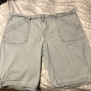 Gloria Vanderbilt short light gray